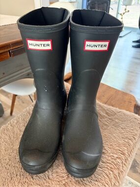 Women’s Hunter rain boot- like new-Black